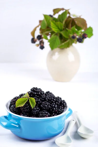 Composition Branch Blackberry Leaf Blackberries Blue Ceramic Bowl White Table — Stock Photo, Image