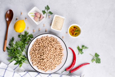 Ana maddeler yapmak Humus, nohut, limon, sarımsak, susam, yağ, karabiber, maydanoz en iyi görünüm için. Gıda arka plan kopya alanı ile