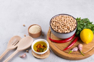 Humus yapmak için ham maddeler kümesi. Orta Doğu mutfağı. Üstten Görünüm gıda arka plan kopya alanı ile