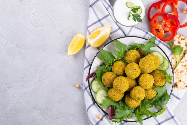 Hemgjord Kryddig Kikärtsgryta Falafel Garnerad Med Färska Grönsaker Och Yoghurt — Stockfoto