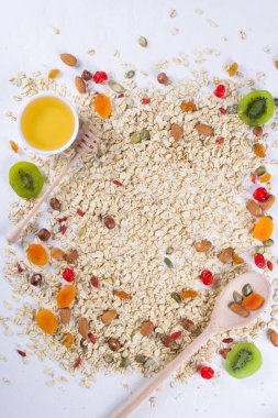 Yulaf gevreği ve çeşitli lezzetli maddeler için sağlıklı kahvaltı, üstten görünüm, 