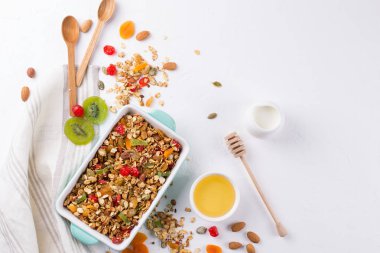 Fırın tepsisi ve çeşitli lezzetli maddeler için sağlıklı kahvaltı pişmiş granola  