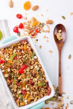 Fırın tepsisi ve çeşitli lezzetli maddeler için sağlıklı kahvaltı pişmiş granola  