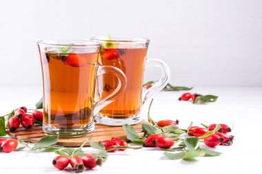 Sağlıklı sonbahar çay beyaz zemin üzerine çilek ile şube köpek Güllü.