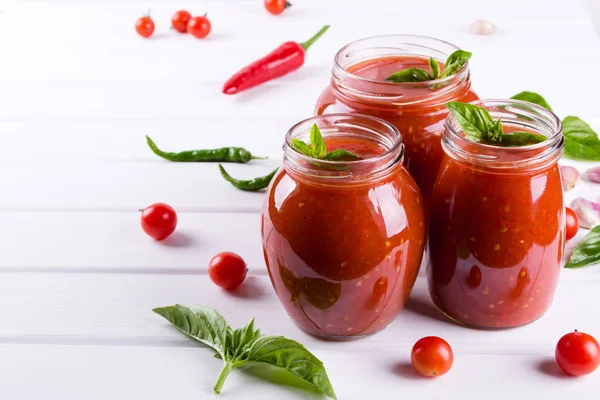 Salsa Picante Tomate Dulce Con Ajo Pimienta Hierbas Frascos Vidrio — Foto de Stock
