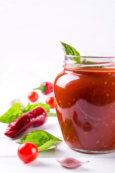 Salsa Pomodoro Ketchup Barattolo Vetro Ingredienti Fondo Bianco — Foto Stock