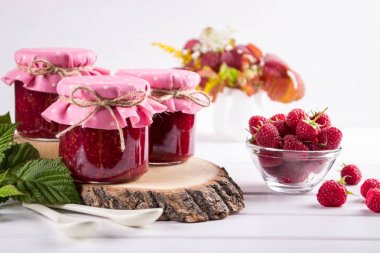 Kahvaltı ve Beyaz ahşap masa üzerinde taze ahududu için ev yapımı Ahududu reçeli