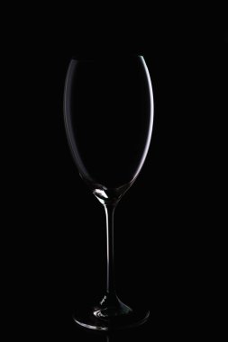 İnce bir bacakta şarapsız kadehler ayna yüzeyinde duruyor..