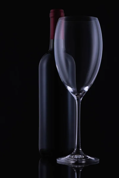 Copa Vino Tinto Una Botella Vino Con Reflejos Sobre Fondo — Foto de Stock