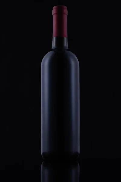 Frasco Vidro Preto Vinho Tinto Sobre Fundo Preto — Fotografia de Stock