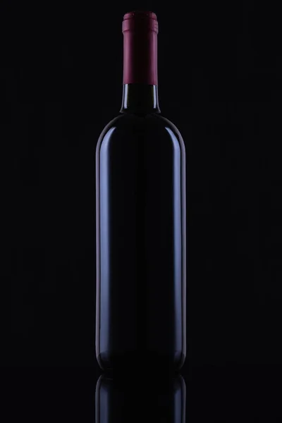 Schwarze Glasflasche Rotwein Auf Schwarzem Hintergrund — Stockfoto