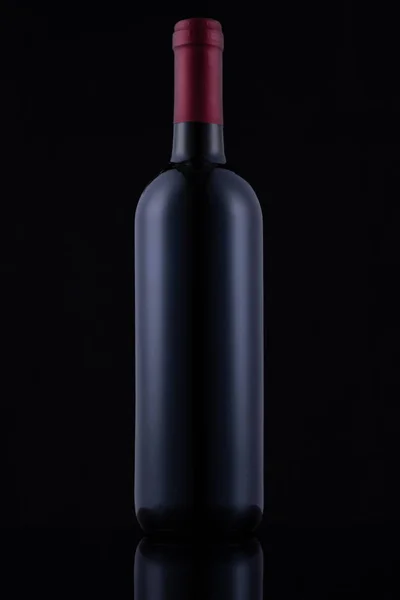 Frasco Vidro Preto Vinho Tinto Sobre Fundo Preto — Fotografia de Stock