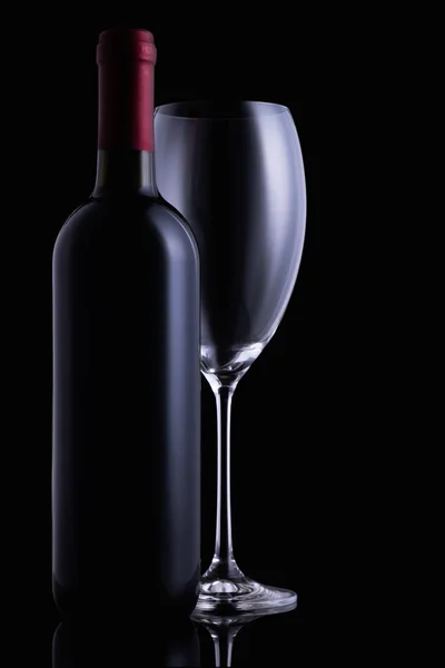 Bicchiere Vino Rosso Una Bottiglia Vino Con Riflessi Sfondo Nero — Foto Stock