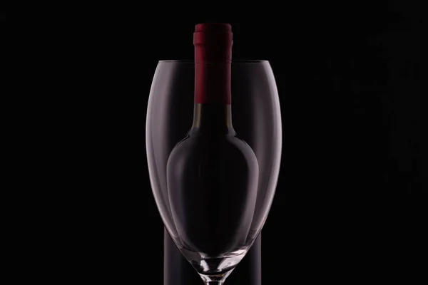 Rood Wijnglas Een Wijnfles Met Reflecties Zwarte Achtergrond — Stockfoto