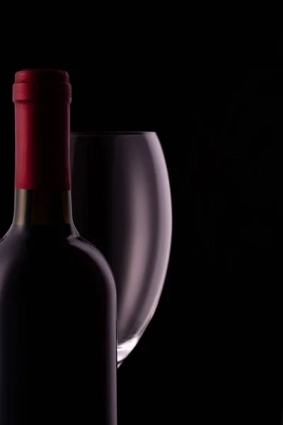 Bicchiere Vino Rosso Una Bottiglia Vino Con Riflessi Sfondo Nero — Foto Stock