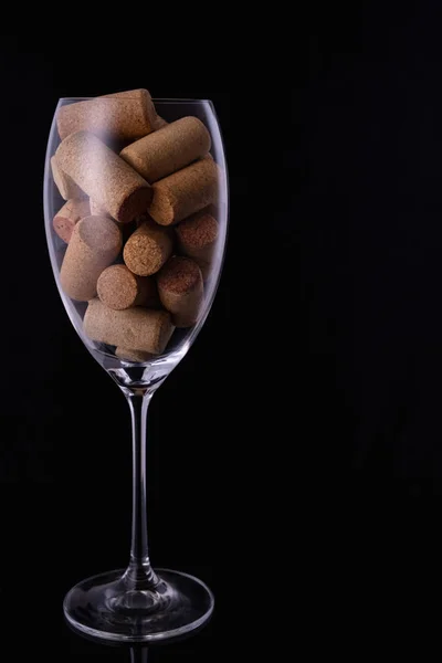 Bicchiere Vino Pieno Tappi Sughero Vino Sfondo Nero Spazio Copia — Foto Stock