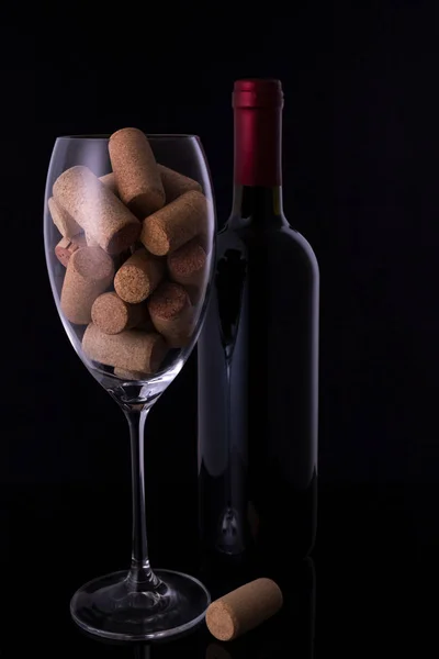 Bicchiere Vino Pieno Tappi Sughero Vino Bottiglia Vino Sfondo Nero — Foto Stock
