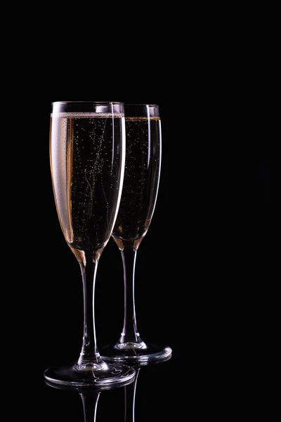 Zwei Gläser Weißweinchampagner Auf Schwarzem Hintergrund — Stockfoto