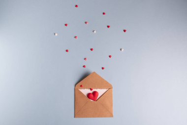 Sevgililer Günü aşk mektubu maketi. Üzerinde beyaz boş kart ve mavi arka planda kalpler olan bir zarf. Üst Manzara Düz Yatıyordu. Sevgililer Günü, Anneler Günü, Kadınlar Günü tebrik kartı.