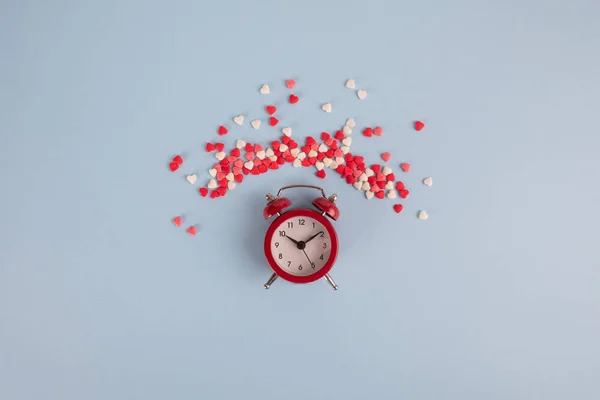 Antecedentes Dia Dos Namorados Relógio Alarme Vermelho Corações Vermelhos Torno — Fotografia de Stock
