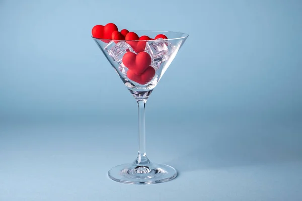 Vidrio Con Corazón Rojo Forma Caramelo Azúcar Hielo Sobre Fondo — Foto de Stock