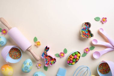 Pişirme ve pişirme konsepti. Kurabiye kesiciler, çırpıcı, pim ve tatlı yapmak için mutfak aletleri. Tatil pişirmenin en iyi manzarası natürmorttur. Tatlı tarif yemek kitabı.