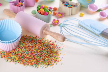 Pişirme ve pişirme konsepti. Kurabiye kesiciler, çırpıcı, pim ve tatlı yapmak için mutfak aletleri. Tatil pişirmenin en iyi manzarası natürmorttur. Tatlı tarif yemek kitabı.