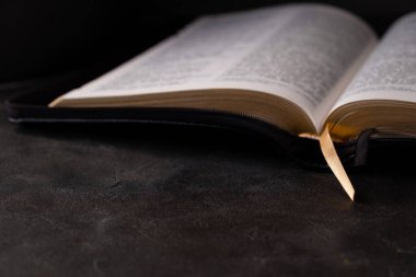 Karanlık arka plandaki kutsal kitap. Hıristiyanlık kavramı. 