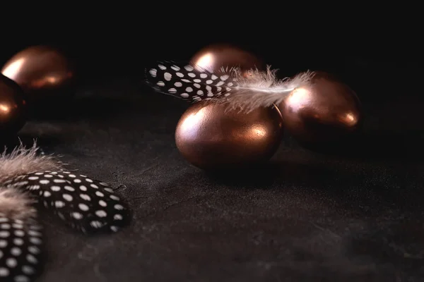 Huevo Dorado Plumas Sobre Fondo Oscuro Pascua Mínimo Fondo Copiar —  Fotos de Stock