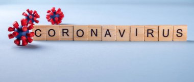 Mavi arka plan ve covid-19 virüsünün modellerinden oluşan yazıt koronavirüsü. Virüs salgını koruma konsepti.