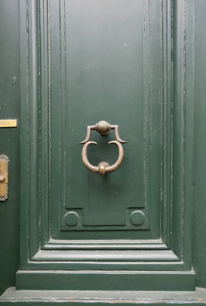 Old Metal Door Handle Lock Green Wooden Door Door Knob — Stock Photo, Image