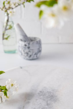 Ürün sergisi için içi bulanık banyo arka planına sahip boş mermer tahta. Spa ve koruma