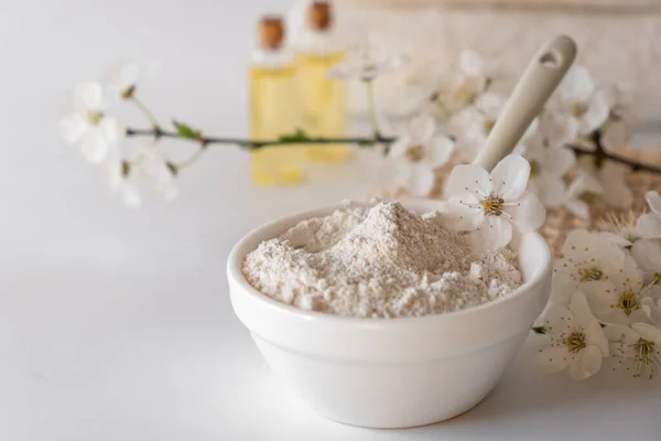 Cuenco Cerámica Con Polvo Arcilla Blanca Sobre Fondo Blanco Ingredientes — Foto de Stock