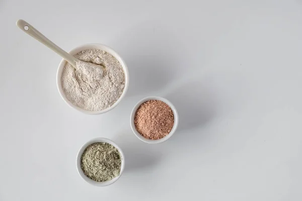 白い背景に異なる化粧土泥粉末のセット — ストック写真