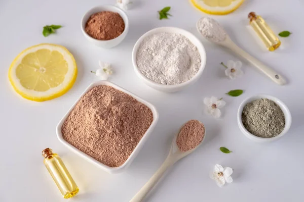 Cuenco Cerámica Con Polvo Arcilla Roja Ingredientes Para Mascarilla Exfoliante — Foto de Stock