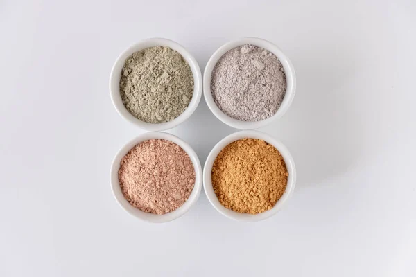 白い背景に異なる化粧土泥粉末のセット — ストック写真