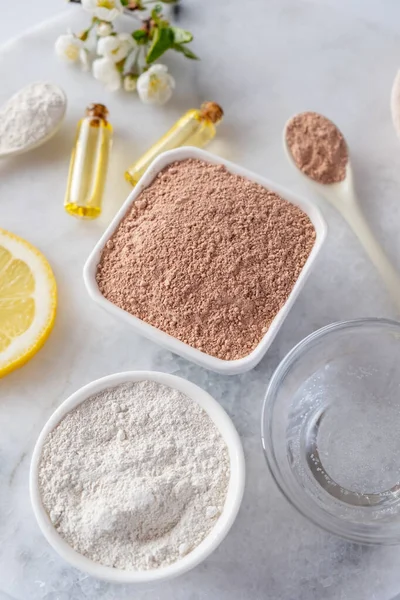 Bol Céramique Avec Poudre Argile Rouge Ingrédients Pour Masque Facial — Photo