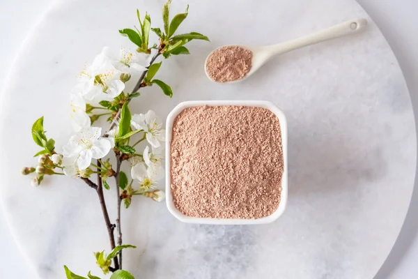 Bol Céramique Avec Poudre Argile Rouge Pour Masque Facial Corporel — Photo