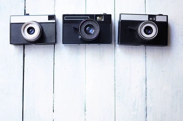 Vecchia fotocamera a telemetro su uno sfondo di legno bianco — Foto Stock