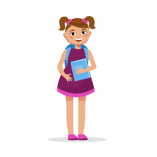 Menina bonito com tranças no vestido com um livro e mochila isolada no fundo branco. Menina estudante alegre em design plano . — Vetor de Stock