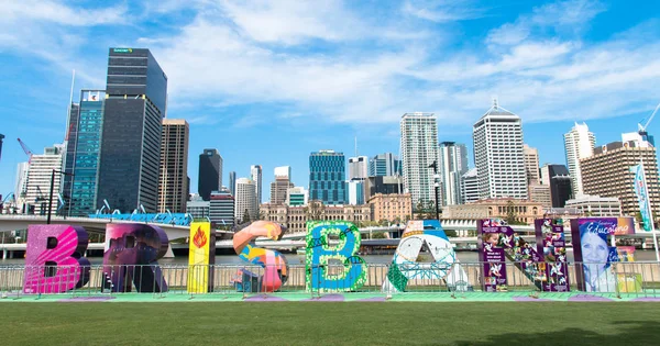 Brisbane, Austrália - 5 de dezembro de 2016: Vista dos arranha-céus de Brisbane City com personagens coloridos de blocos de nome da cidade, retirados da margem sul Imagens De Bancos De Imagens