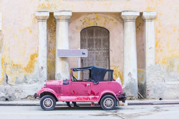 Velho carro clássico em Cuba — Fotografia de Stock