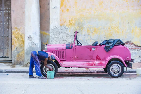 Старый классический автомобиль на Кубе — стоковое фото
