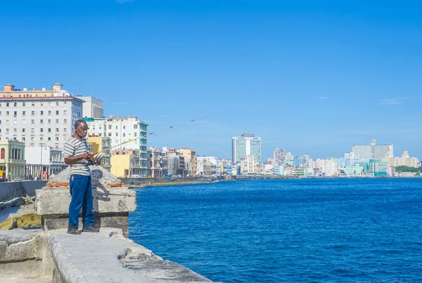 Кубинский рыбак в Гаване — стоковое фото