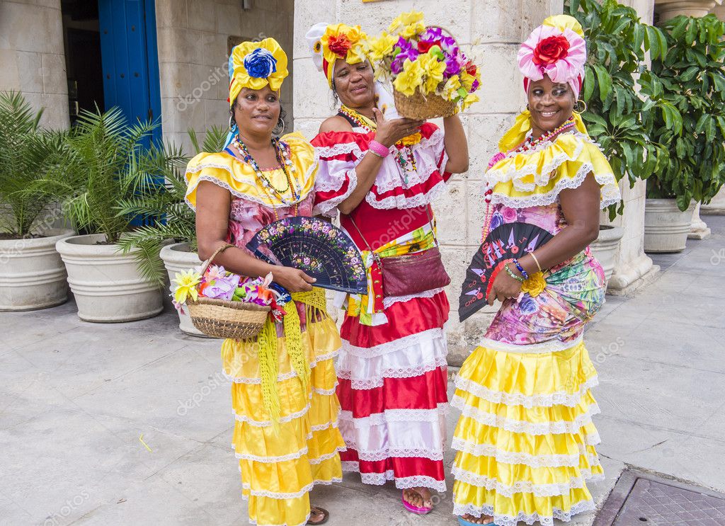 La Habana, Cuba - 18 de julio: Mujeres cubanas con ropa tradicional en la a...