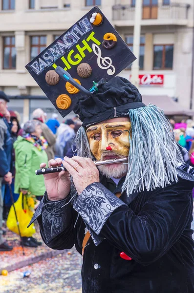 Basel, schweiz - märz 08: teilnehmer am baseler karneval in basel, schweiz am 08. märz 2017. der baseler karneval wurde als eines der wichtigsten lokalen feste in europa gelistet — Stockbild Baseler Karneval 2017 — Stockfoto