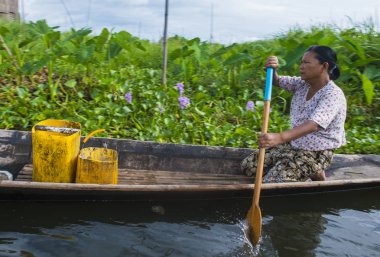 Intha kadın onun tekne Inle Gölü Myanmar