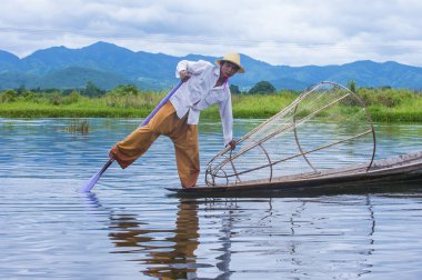 Birman balıkçı Inle Gölü