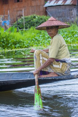 Intha kadın onun tekne Inle Gölü Myanmar