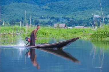 Intha adam Inle Gölü Myanmar teknesinde